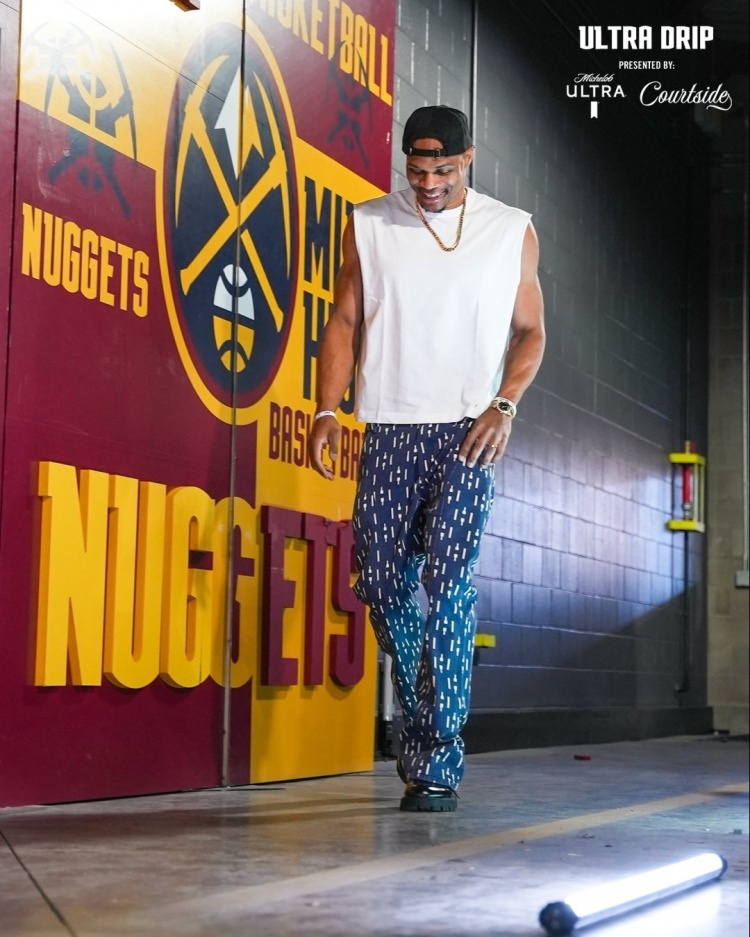 將迎戰(zhàn)湖人！掘金官推曬威少入場(chǎng)穿搭：大金鏈子+小手表非常帥酷