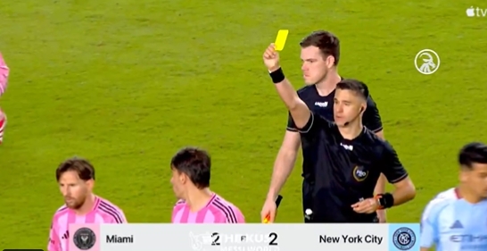 賽后染黃！梅西不滿判罰找裁判抱怨，主裁向梅西出示黃牌