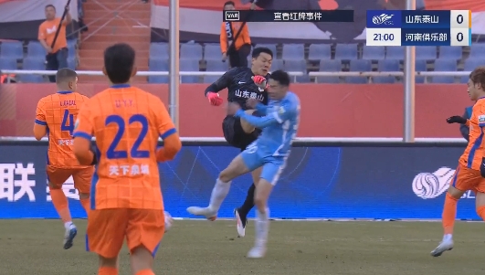 新賽季首張直紅！王大雷出擊踢倒劉鑫瑜，VAR介入后改判直紅