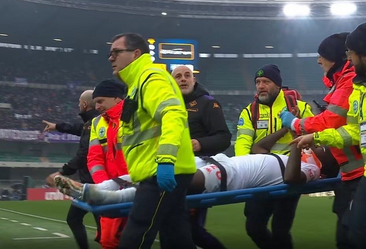 小基恩頭部被撞傷眉骨出血，重返賽場(chǎng)后暈倒被救護(hù)車(chē)送往醫(yī)院