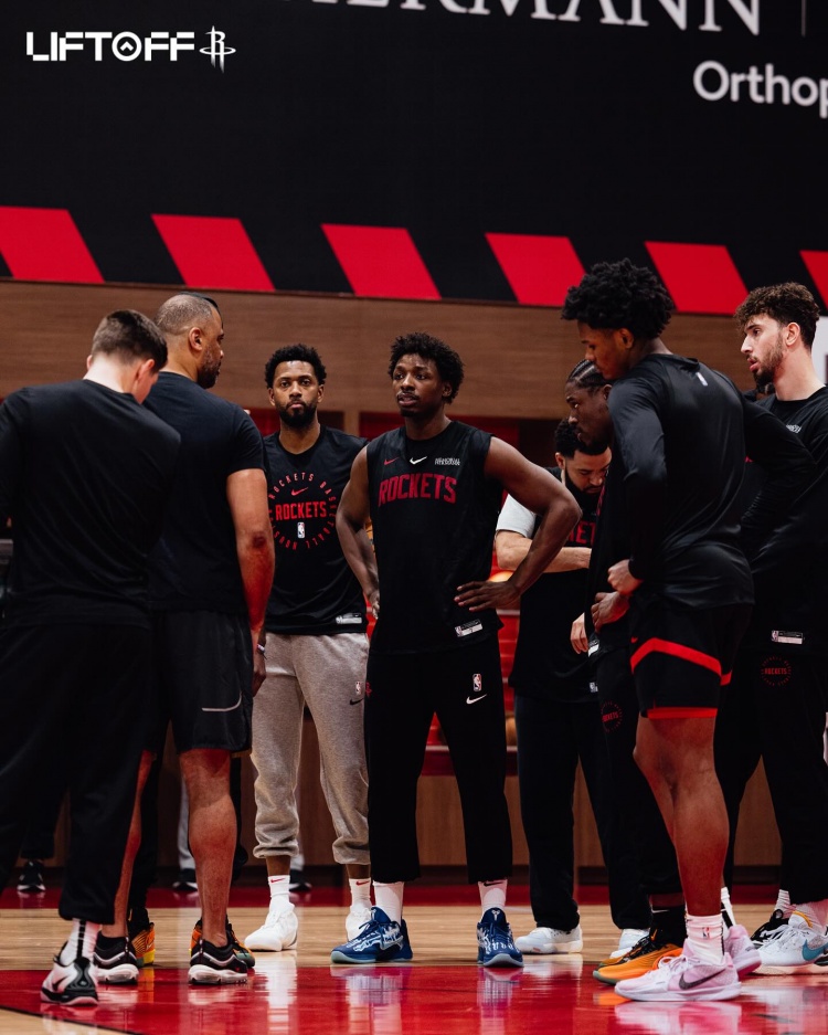 氣氛熱烈！火箭官方曬球隊(duì)訓(xùn)練照 范喬丹現(xiàn)身 阿門防守眼神專注！