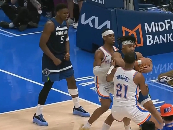 壓抑了一整場(chǎng)！愛德華茲躍起血帽了亞歷山大幾乎必進(jìn)的空籃！