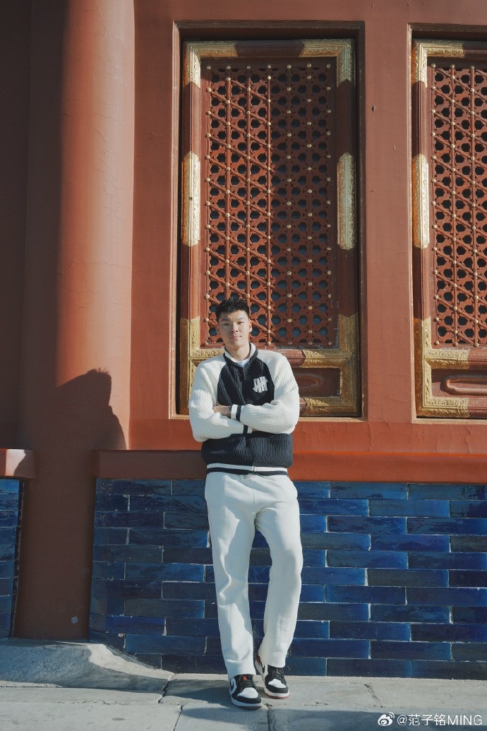 欣賞美景！范子銘更博曬照打卡天壇：比在外面遠遠看著帥多了！