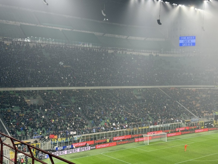 意杯再遇同城死敵！國米球迷嘲諷米蘭老板：別賣俱樂部，留下來