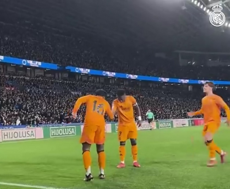 國(guó)王杯戰(zhàn)勝皇家社會(huì)，恩德里克進(jìn)球后與維尼修斯握手慶祝