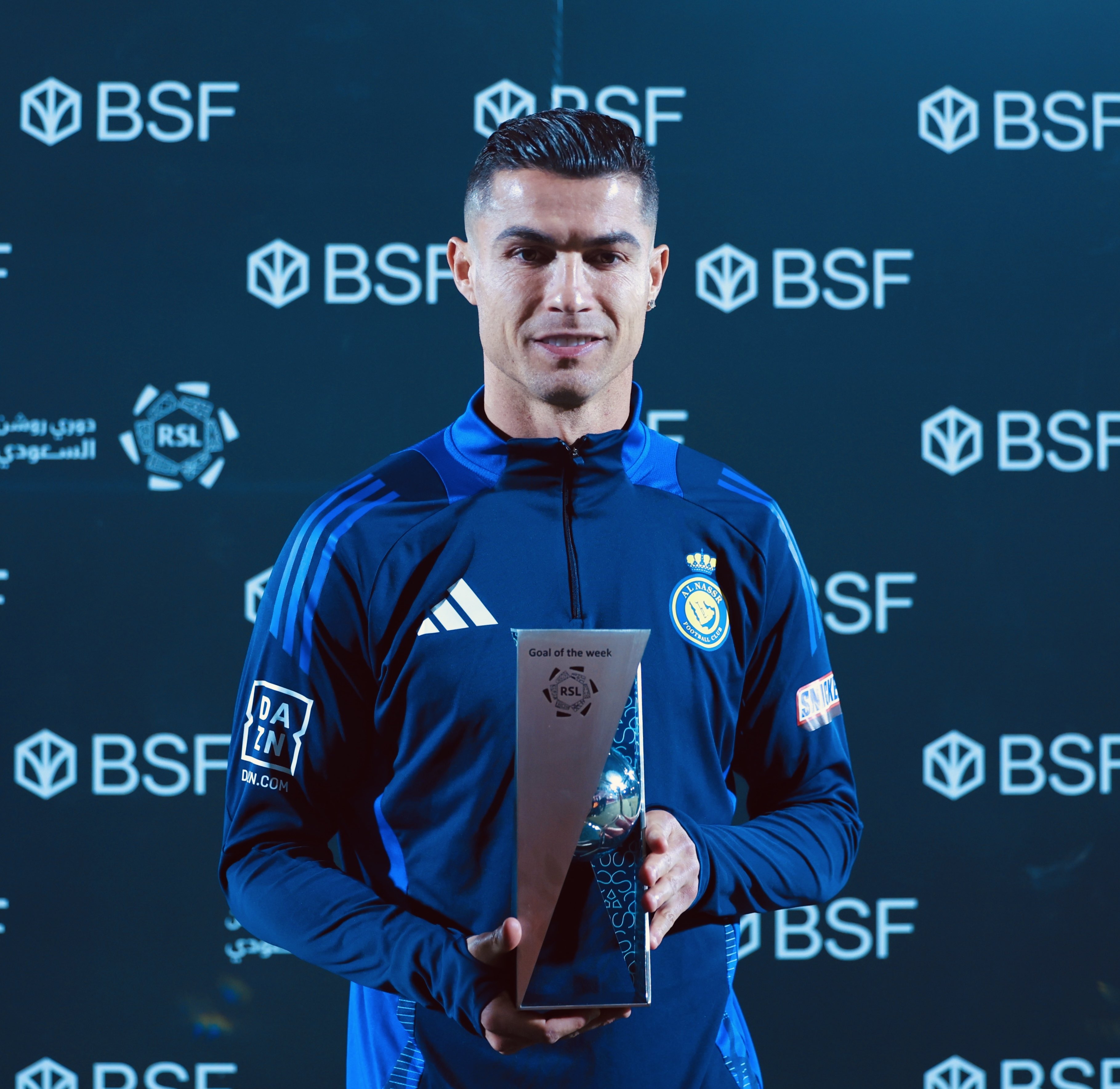 客戰(zhàn)歐魯巴赫賽前，C羅領(lǐng)取沙特聯(lián)第22輪最佳進(jìn)球獎(jiǎng)