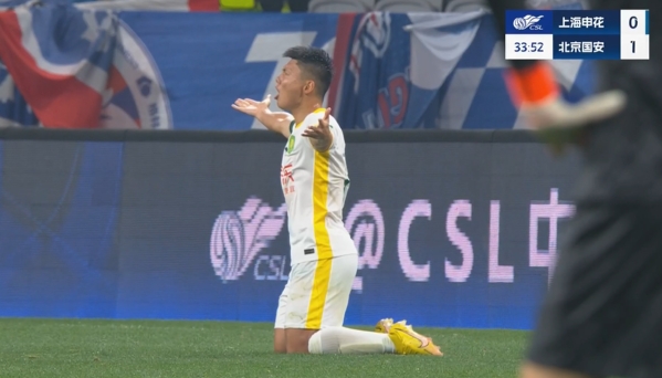 火氣很大！申花球員放倒方昊未吃牌，方昊跪地對裁判表達不滿