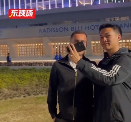 塞爾吉尼奧現(xiàn)身上海八萬人體育場，并與球迷親切打招呼合影