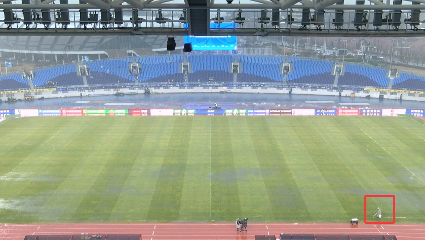 雨勢太大！西海岸主場工作人員在場邊剛畫完線，線又被雨沖模糊了