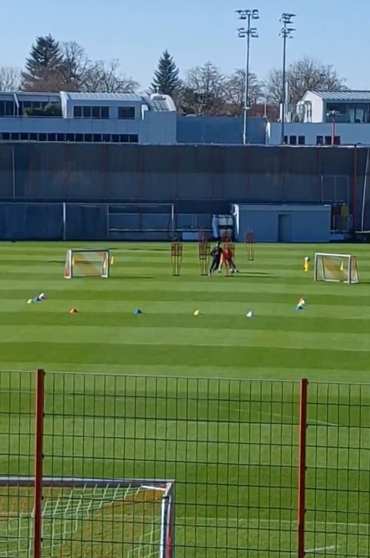 記者：基米希和拜仁一起進(jìn)行了熱身，然后開始單獨(dú)訓(xùn)練