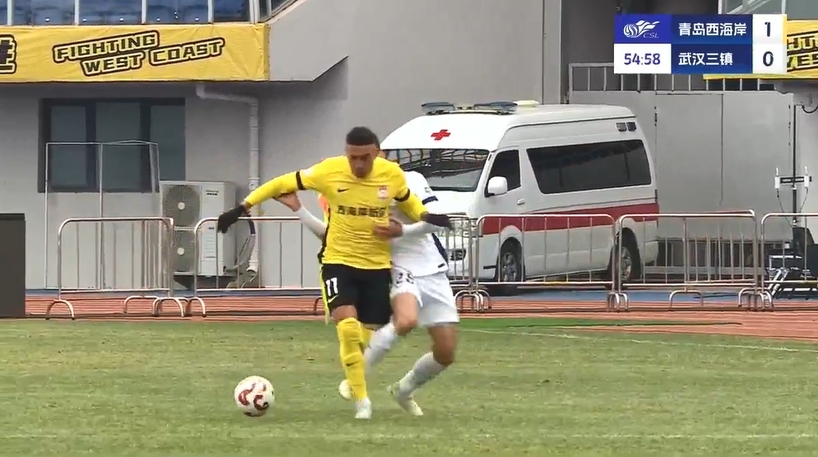 王毅停球失誤戰(zhàn)術犯規(guī)撞倒戴維森，領到本場第一張黃牌