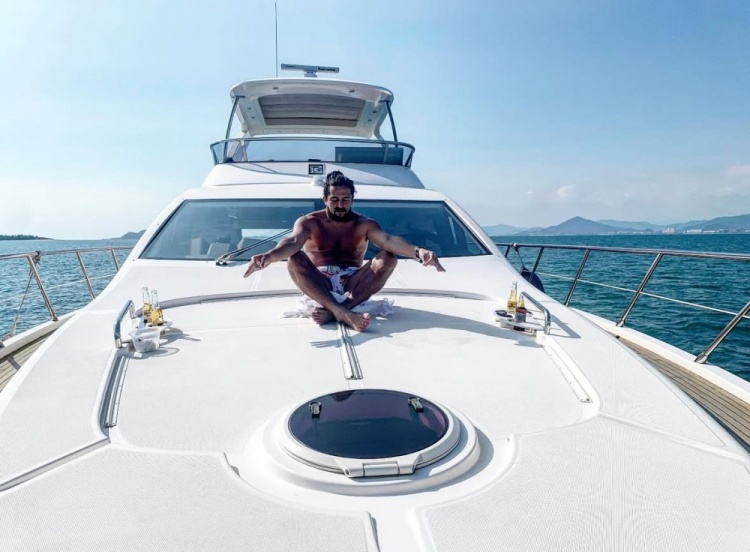 退役生活豐富多彩，洛國富游艇上練瑜伽