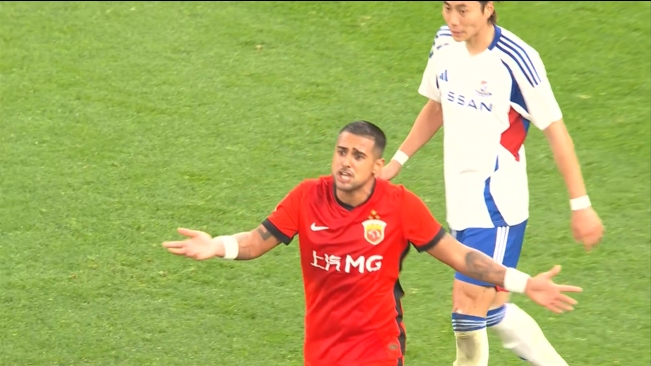 這球犯規(guī)嗎??萊昂納多停球轉(zhuǎn)身破門(mén)，但裁判提前吹哨示意他犯規(guī)