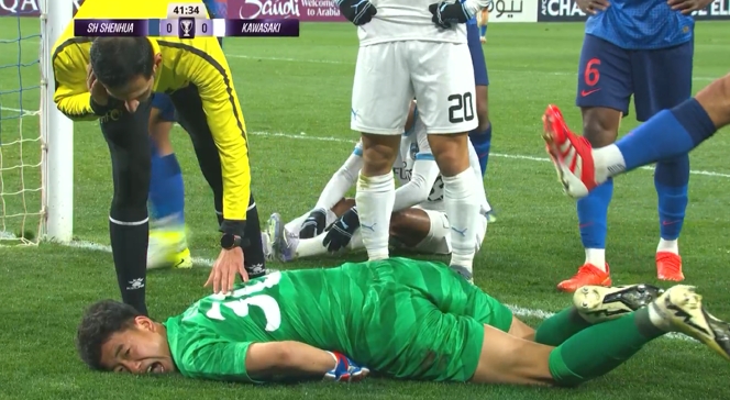 奮不顧身！鮑亞雄出擊救球被對方前鋒蹬到腹部，表情非常痛苦