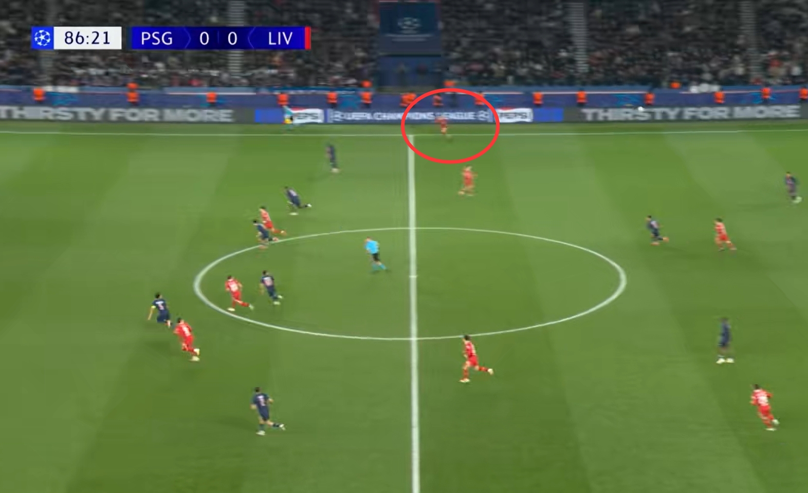 太賊了！埃利奧特走回己方半場并起跑，在門德斯盲區(qū)飛速插上絕殺