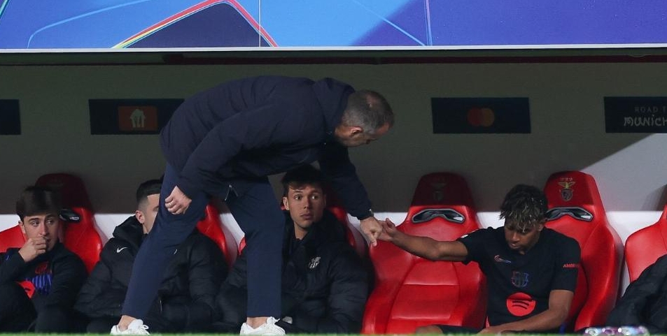 提前被換下！每體：亞馬爾下場后感到沮喪，弗里克上前交談&鼓勵(lì)