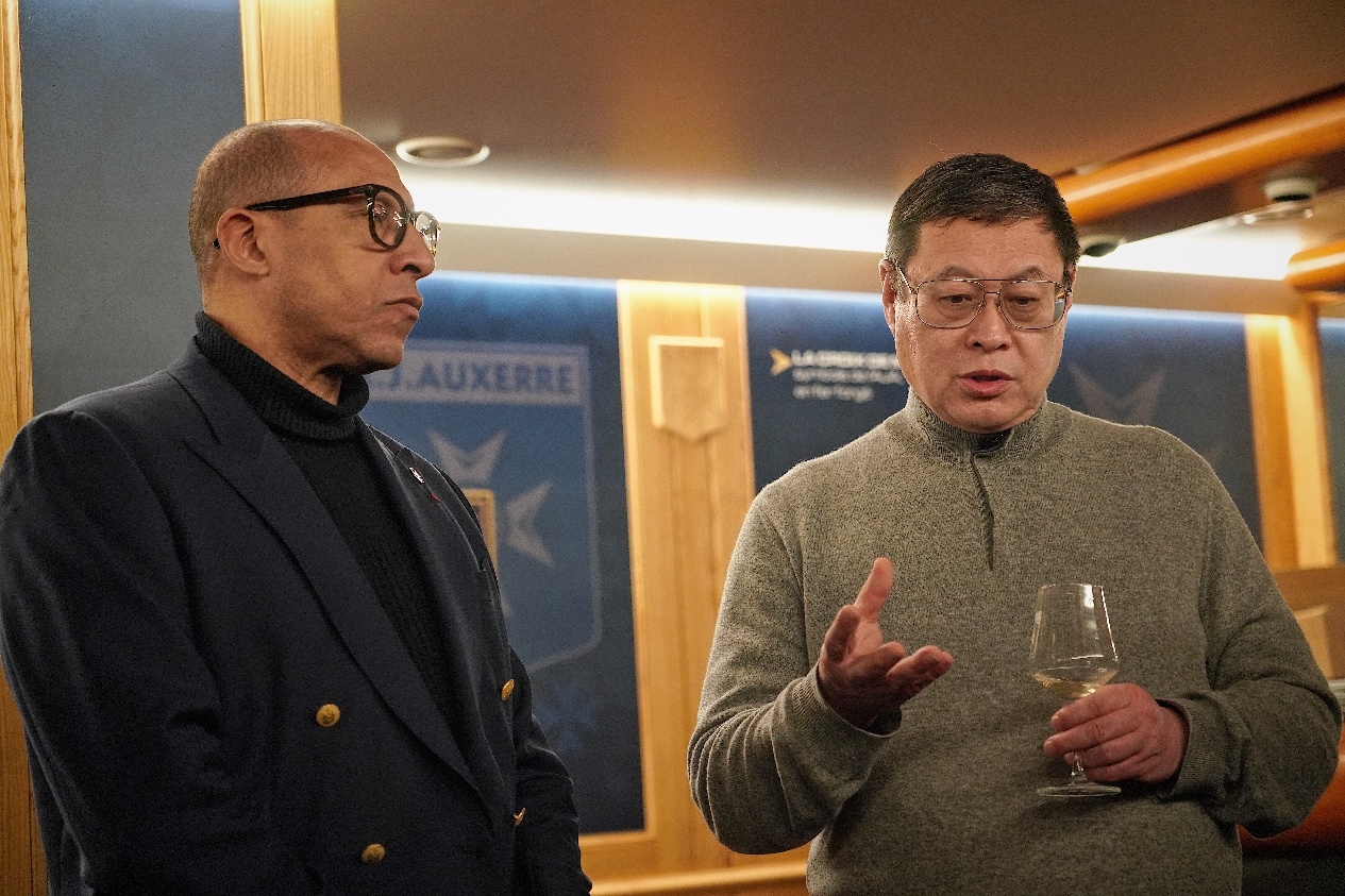 法國足協(xié)主席迪亞洛做客歐塞爾，并與董事會(huì)主席周云杰會(huì)晤