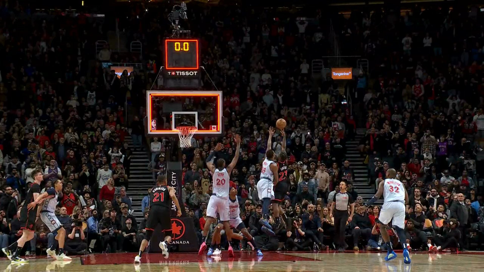 本來都在慶祝了！謝德舍身殺入內(nèi)線絕殺上籃打進(jìn) 但回放確認(rèn)超時(shí)