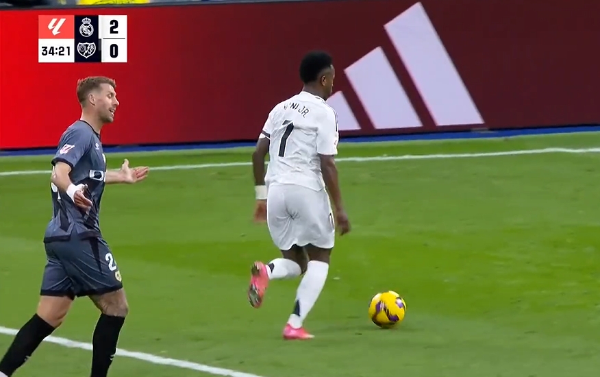 維尼修斯把對手逼成什么樣了？巴列卡諾兩人撞車，一人攤手