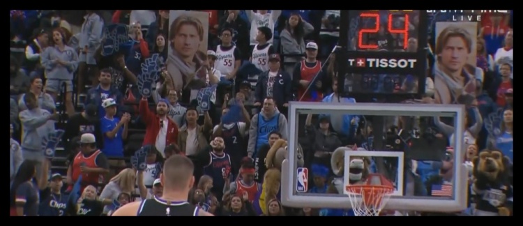 很有創(chuàng)意！快船球迷高舉弒君者詹姆-蘭尼斯特照片干擾國王罰球