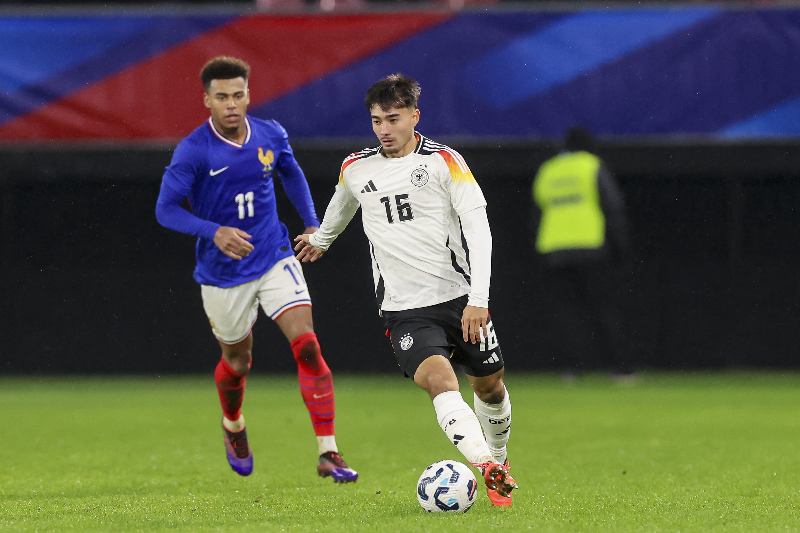 韓國(guó)也要?dú)w化！韓國(guó)主帥親承，已接觸21歲德國(guó)中場(chǎng)新星卡斯特羅普