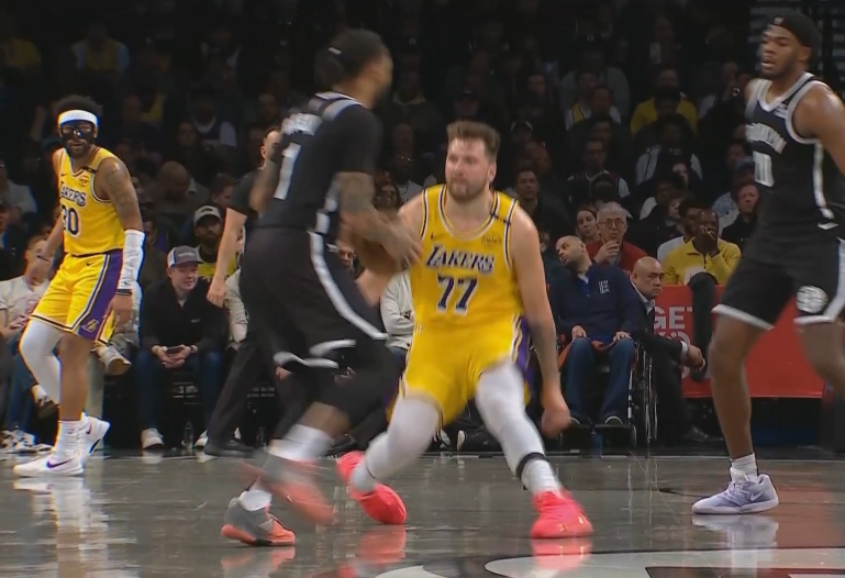 嚇人！東契奇沒站穩(wěn)扭了一下腳 好在沒事&仍在場上