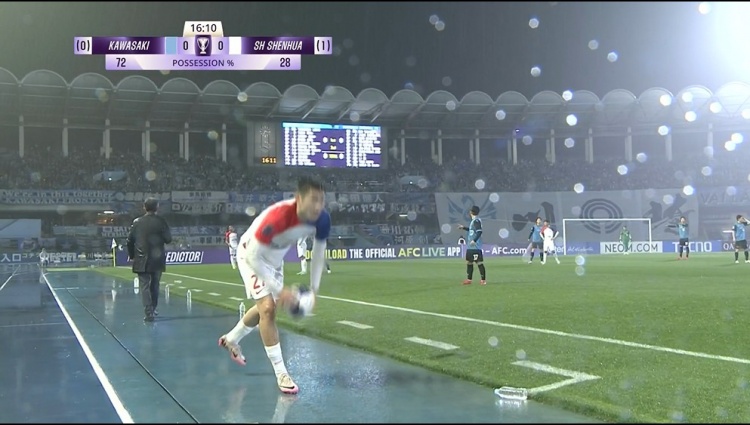 下大雨！記者：川崎主場草皮質(zhì)量相當可以，這么大雨一點積水也沒