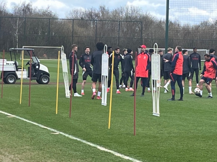 記者報(bào)曼聯(lián)備戰(zhàn)情況：芒特參加了訓(xùn)練，馬奎爾和約羅缺席