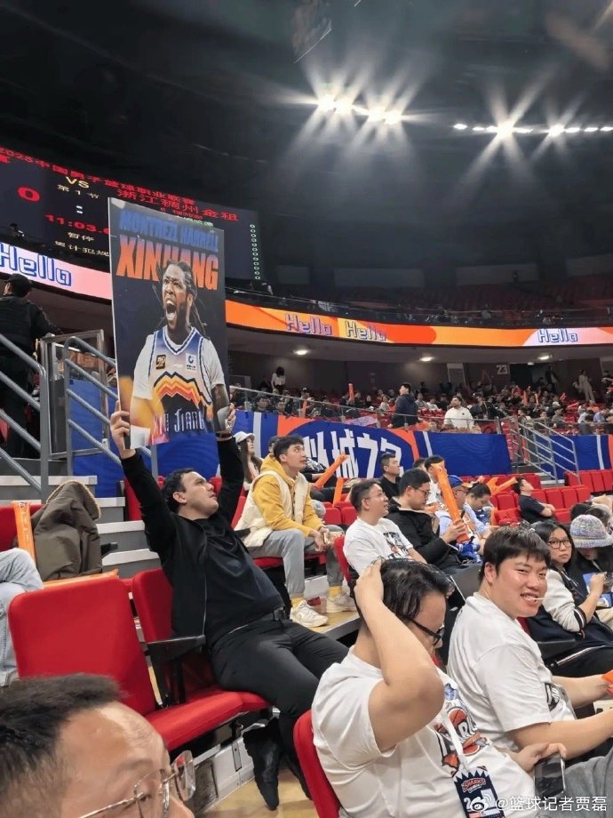 這！浙江客戰(zhàn)上海 有球迷舉著哈雷爾身穿新疆球衣照為上海加油