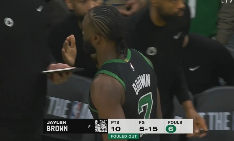 不冷靜啊！杰倫-布朗籃下逼搶霍姆格倫賠上犯規(guī) 6犯離場(chǎng)！