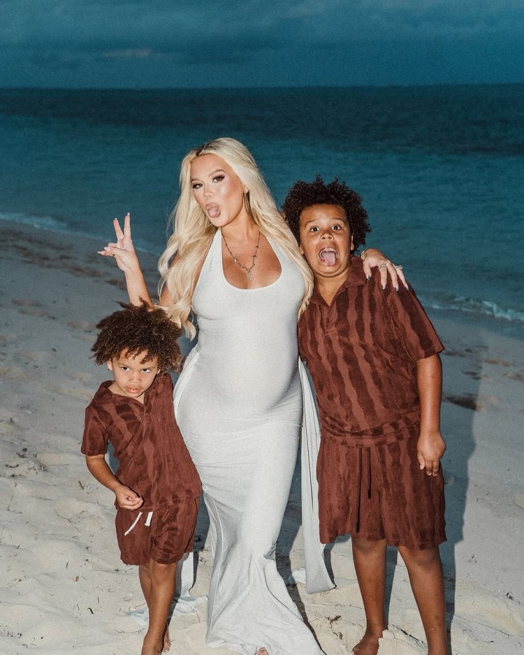 特克斯和凱科斯群島！蘭德爾妻子曬和兩個(gè)兒子的旅行照