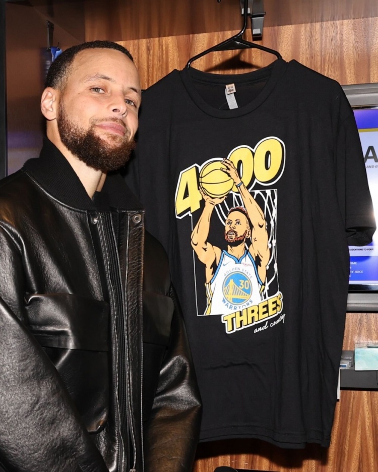 帥滴！官方曬出庫里賽后穿皮衣與4000三分T恤合照：Mr.4K