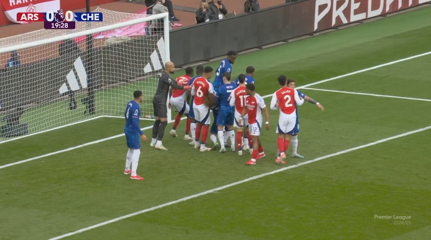 新套路？阿森納角球集結(jié)前點站成一堵"墻"，梅里諾繞前頭球吊門