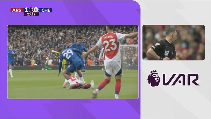 VAR介入沒有紅牌！福法納拼搶中一腳踩中賴斯屁股，后者非常不滿