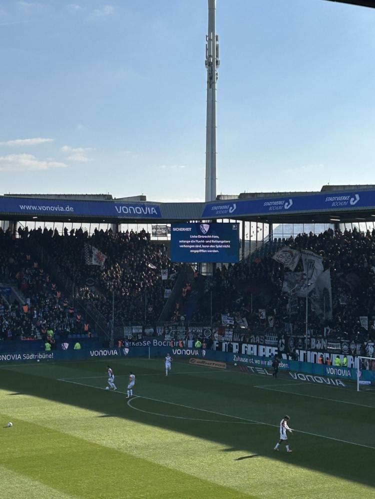 官方：因客隊橫幅阻擋應(yīng)急通道，波鴻vs法蘭克福因安全問題推遲