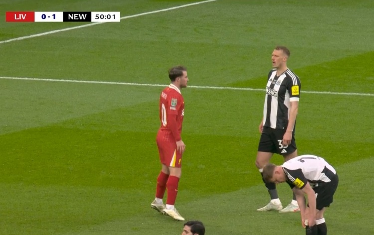 沒(méi)做針對(duì)性部署？下半場(chǎng)角球防守，麥卡踮腳對(duì)位丹伯恩仍矮一頭