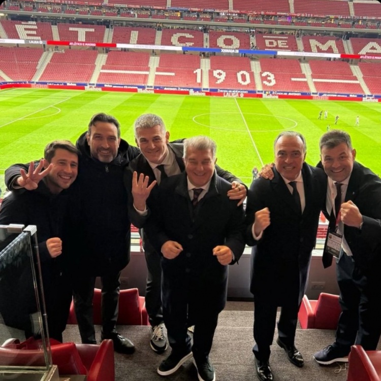 客場逆轉(zhuǎn)繼續(xù)領(lǐng)跑積分榜！拉波爾塔等巴薩高層合影慶祝勝利