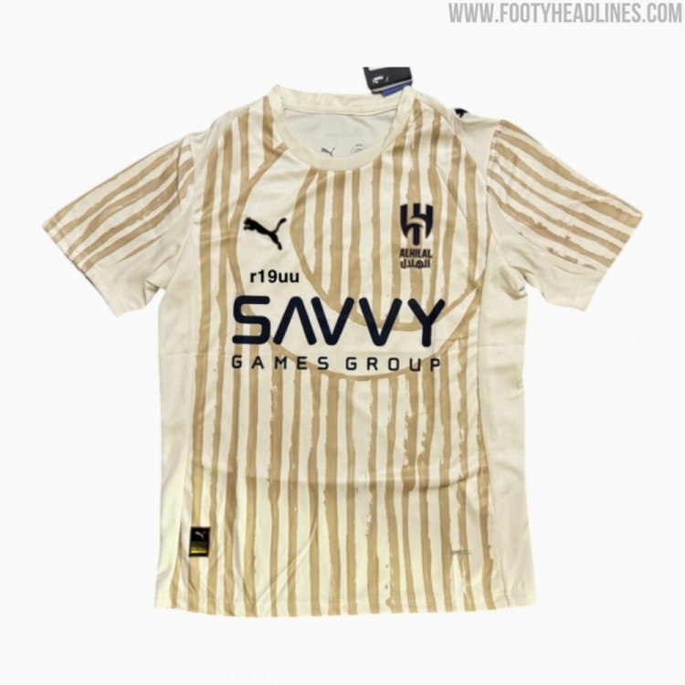 新月世俱杯球衣諜照：米黃色主色調+棕色條紋，球衣前有月亮圖案