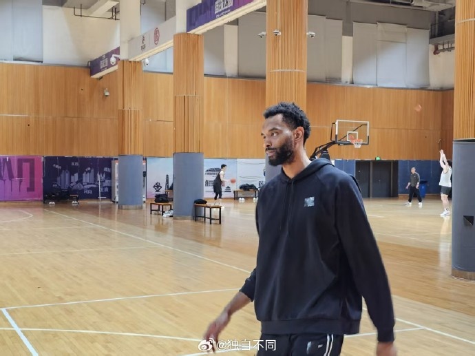 青島記者：迪奧普在訓練中面對國內球員都頂不動 咋讓教練給機會