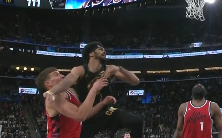 這一下很疼！阿倫落地時無意肘擊到博格丹的臉部 撞變形了