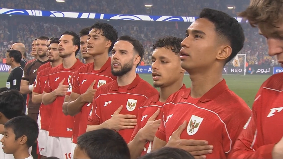 10歸化先發(fā)！賽前印尼歸化眾將齊唱國歌，新帥克魯伊維特也在跟唱