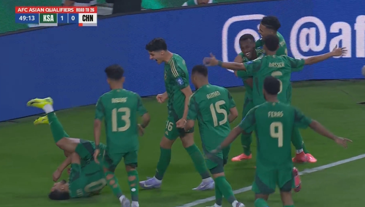 沒守??！10人國(guó)足0-1落后沙特，王大雷撲救后多薩里再射破門