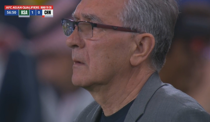 路在何方？0-1落后+少打一人，場邊伊萬科維奇眉頭緊鎖