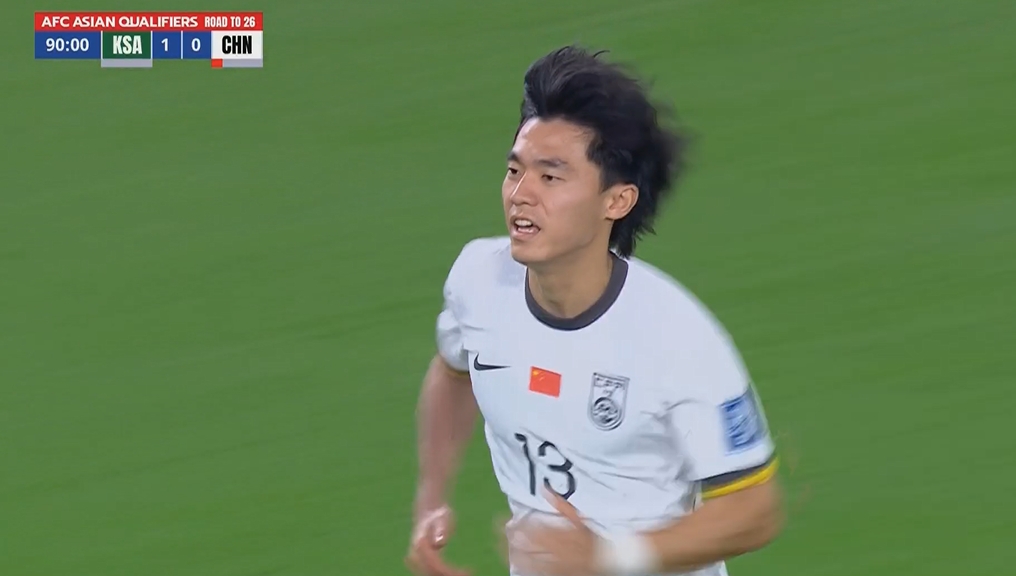 國足第90分鐘換人，胡荷韜登場換下謝文能