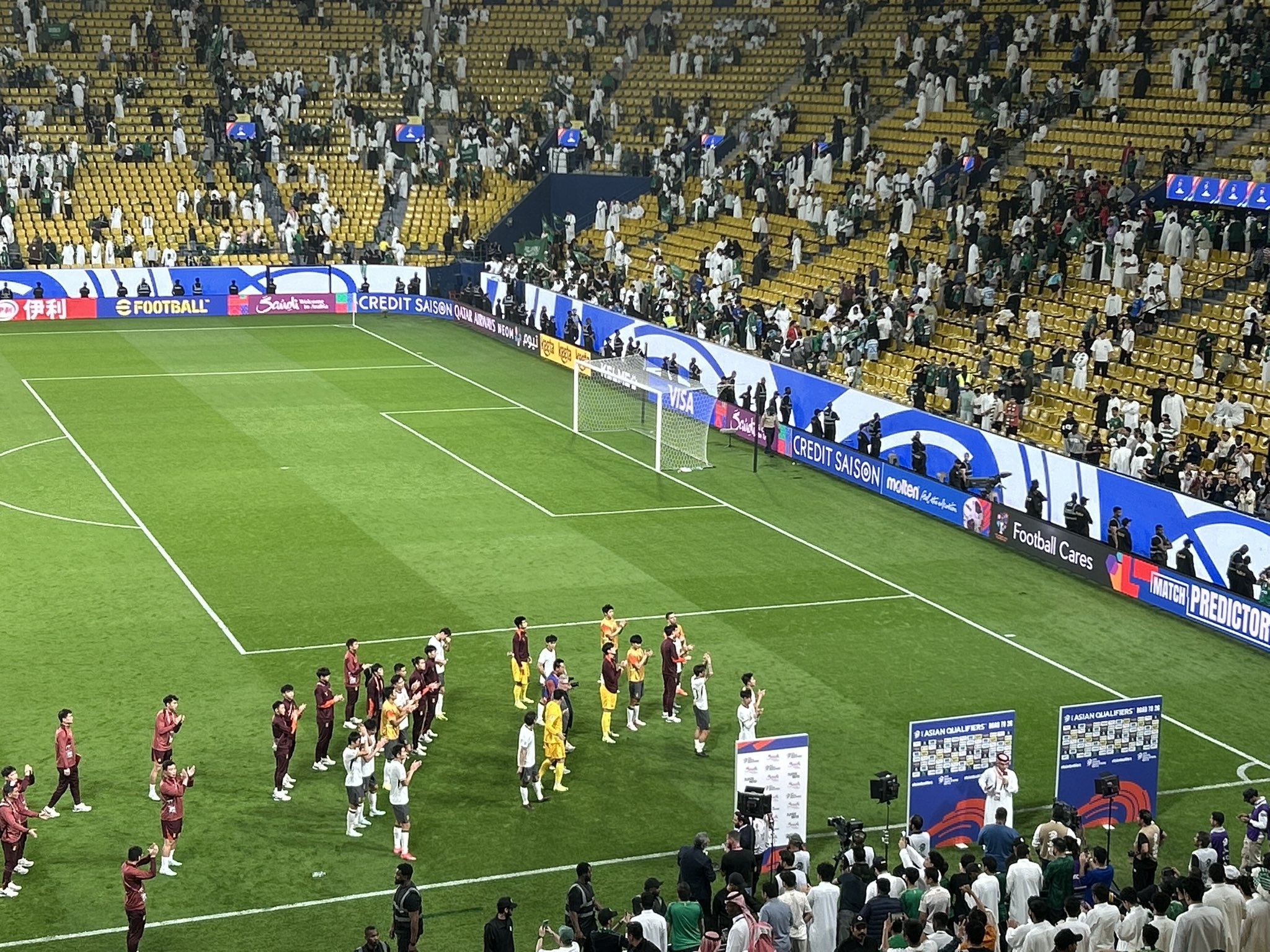 客場遺憾落敗，國足球員賽后向球迷謝場