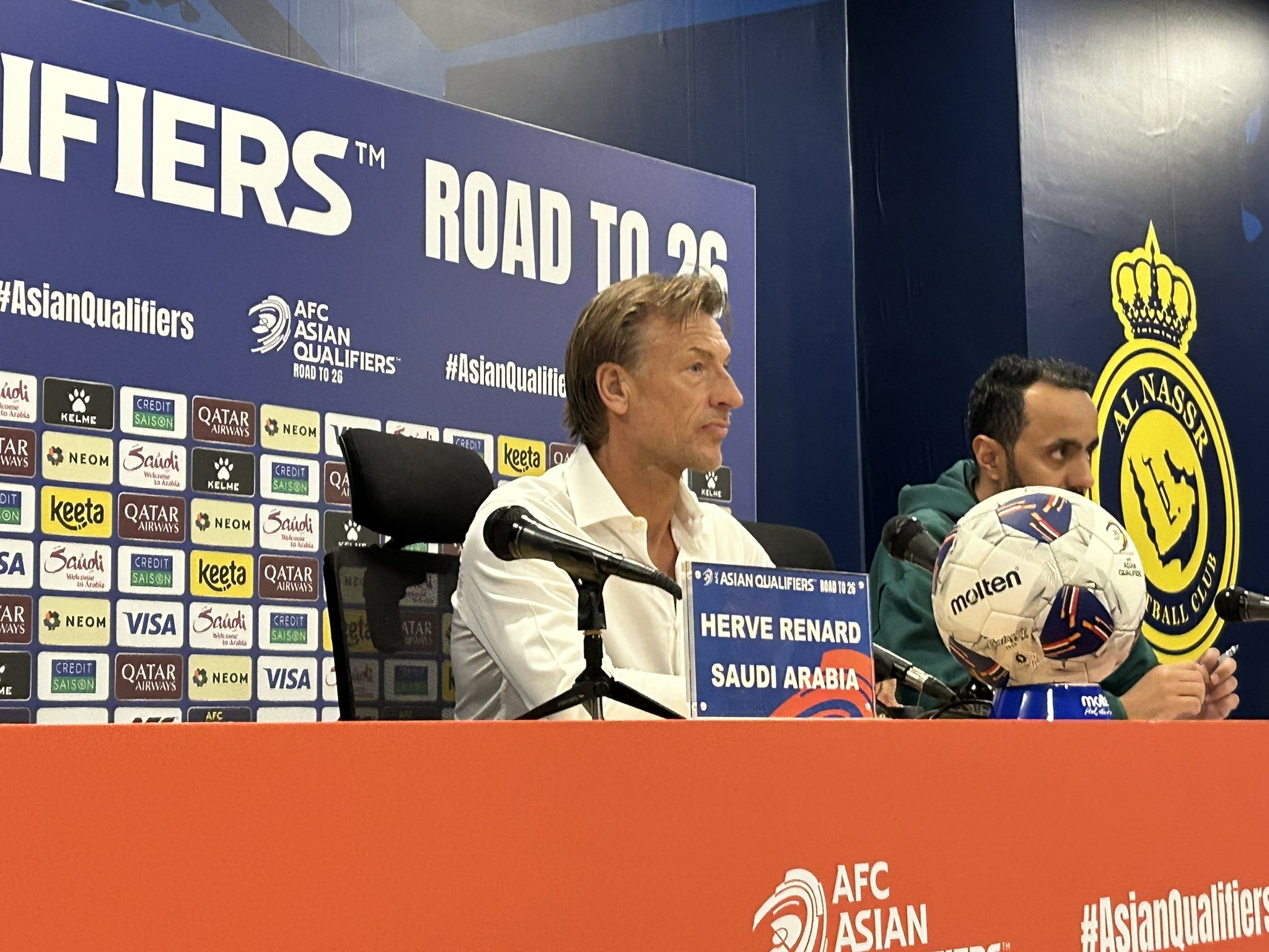 疑似重傷，沙特主帥：被林良銘踢到頭部的卡迪什已送往醫(yī)院