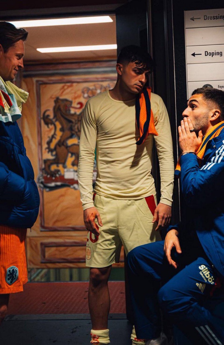 德容、費(fèi)蘭、佩德里賽后相聚聊天，佩德里一臉疲憊