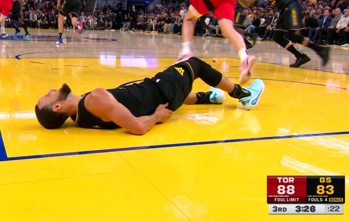 現(xiàn)階段是否考慮讓庫(kù)里休息1晚？科爾：那由隊(duì)醫(yī)定 也會(huì)和庫(kù)里商量