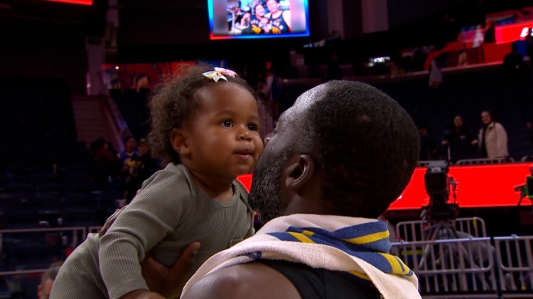 可可愛愛！追夢賽后抱起來現(xiàn)場看球的女兒 慶祝今日勝利