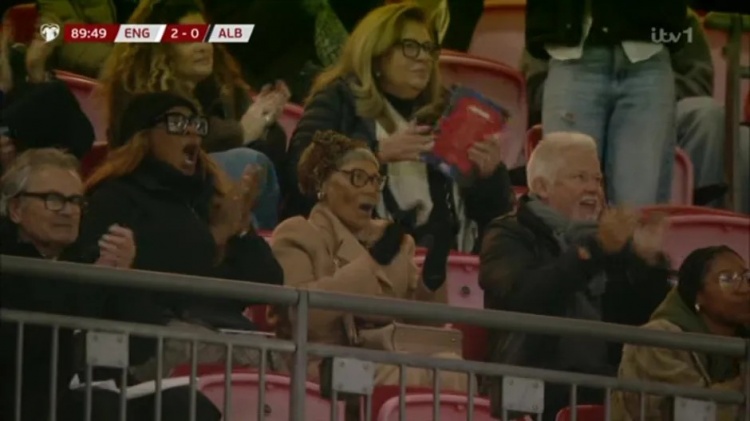 高興壞了！斯凱利英格蘭首秀破門，姐姐和奶奶在看臺(tái)擁抱慶祝